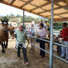 El diputado Francisco Garcia entrega un premio a  la ganadería Valdeón Liébana.