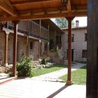 Patio interior y uno de los dormitorios de las Casas de Valdepiélago.