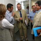 Esteban (dcha.) asistió a una reunión con Mantero (centro) el miércoles en la Mina Escuela.