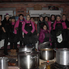 Las mujeres de la asociación Santa Águeda de Riaño, cocinando las patatas con carne. CAMPOS