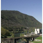 El río Sil desde el puente del ferrocarril de Ponferrada, con el monte Pajariel al fondo.