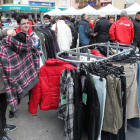 Numeroso público se acercó a la plaza Mayor para buscar ofertas entre los expositores.
