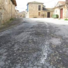Aspecto que presenta la carretera LE-142 a su paso por Santa Colomba de Somoza.