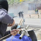 Unos mineros lanzan voladores contra los agentes antidisturbios en los enfrentamientos que se han vivido hoy en Ciñera.