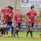 Los jugadores del equipo berciano celebran uno de los goles de la victoria. DL