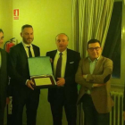 El homenajeado recibió el premio de los alcaldes de la zona.