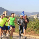 Una de las maratones-protesta de Basurco, con la cementera de Toral al fondo.