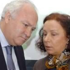 Miguel Ángel Moratinos, ayer con Ana Palacio en el Congreso