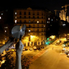 Un vecino del barrio de la Sagrada Familia sale al balcón para participar en la cacerolada