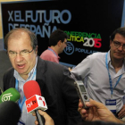 Juan Vicente Herrera hace declaraciones a los medios de comunicación a su llegada a la clausura de la Conferencia Politica de los Populares acompañado de secretario regional del partido, Alfonso Fernández Mañueco.