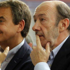 Zapatero y Rubalcaba, durante el acto organizado por los socialistas.
