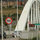 Señal de 50 en la vía de dos carriles por sentido que cruza el puente del Centenario, ayer. L. DE LA MATA