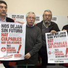 Los representantes sindicales posan con el cartel que convoca a la huelga general.