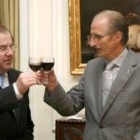 Juan Vicente Herrera brinda con el embajador de España en Argentina, Carmelo Angulo