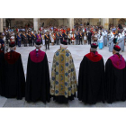 Los representantes del Cabildo de la Catedral, de espaldas, frente a la corporación municipal durante el tradicional ‘Foro u Oferta’ celebrado en el claustro.