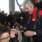 Un grupo de niños escuchando las explicaciones de uno de los bomberos del parque durante la mañana d
