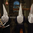 Un momento del Vía Crucis Leonés Cantado que un Martes Santo más organizó la Cofradía del Santísimo Cristo de la Expiración y del Silencioen el convento de los franciscanos.