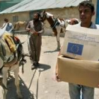 Ciudadanos de Gaza reciben sacos de alimentos de la ONU