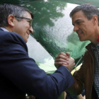 Patxi López y Pedro Sánchez se saludaron en Las Ramblas de Barcelona el día de Sant Jordi. M. PÉREZ