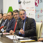 Majo y García, en el centro, junto a los organizadores del Congreso, el director del Palacio, diputados y expertos en Gaudí. FERNANDO OTERO