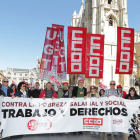 La manifestación del Primero de Mayo recorrió las calles céntricas de la ciudad, para terminar en la Plaza Mayor, donde se celebró la fiesta. SECUNDINO PÉREZ