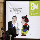 Vista del cartel institucional colgado en el Ayuntamiento de Oviedo