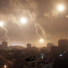 Gaza iluminada por bengalas lanzadas por el Ejército israelí antes de bombardear.
