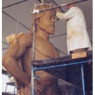 Ángel Muñiz Alique, durante el modelado de la estatua en su taller de La Virgen del Camino
