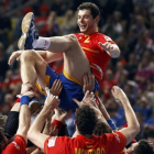 Entrerríos es manteado por sus compañeros de selección tras conquistar el oro en el Mundial de España 2013