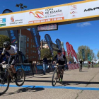 Primeros compases de la carrera de MTB por las calles de León. FERNANDO OTERO