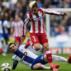 Abraham y Griezmann peleam por el balón, en un momento del partido que ha enfrentado al Espanyol y el Atlético en Cornellà.