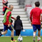 Iniesta y Silva, de espalda, preparan el debut de España frente a la República Checa. ARMANDO BABANI