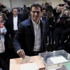 Albert Rivera vota en el Colegio Santa Marta de LHospitalet.