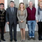 La alcaldesa (centro) junto a responsables de Asprona.