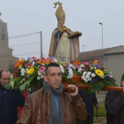 A la izquierda, procesión en honor a san Blas; a la derecha algunos de los ejemplares que se dieron cita en San Millán en la Exposición de Mastín español.