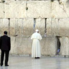 El papa Benedicto XVI reza delante del Muro de las Lamentaciones de Jerusalén