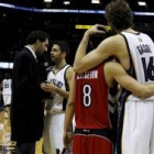 Jorge Garbajosa, Juan Carlos Navarro, Jose Calderon y Pau Gasol se saludan al acabar el partido