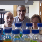 Mauricio Menacho, Xosé Bustelo y Maite Blázquez en el Centro de Investigación del Cáncer.