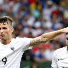 Giroud le acaricia la cabeza a Benzema, la gran esperanza de Francia para tumbar a Alemania en cuartos.