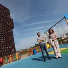 Roberto Mendo y Gloria Fernández Merayo, ayer en el parque infantil situado bajo la torre. BARREDO