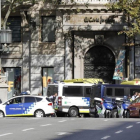 Efectivos policiales y de emergencia, en la zona donde ha tenido lugar el ataque terrorista, este jueves, en Barcelona.