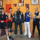 Arrojo junto a los púgiles del León Gym que participan en la velada.