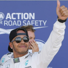 Hamilton hace la señal del triunfo por su nueva pole.