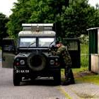 Soldados británicos en un control en una carretera de la peligrosa campiña en Irlanda de Norte