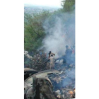 Servicios de rescate trabajan en la zona del accidente aéreo.