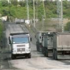 En la imagen de archivo, camiones en las proximidades del parque de carbones de la térmica de Endesa
