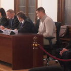 El acusado, junto a los letrados de las partes en la primera sesión del juicio de ayer. J. NOTARIO