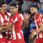 Suárez celebra junto a sus compañeros su segundo gol que otorgaba el triunfo al Atlético. KIKO HUESCA