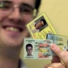 Sjekirica muestra su carnet de identidad de Bosnia y los permisos de residencia en España y Suecia