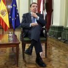 Luis Planas, ministro de Agricultura, Pesca y Alimentación, en su despacho. KIKO HUESCA